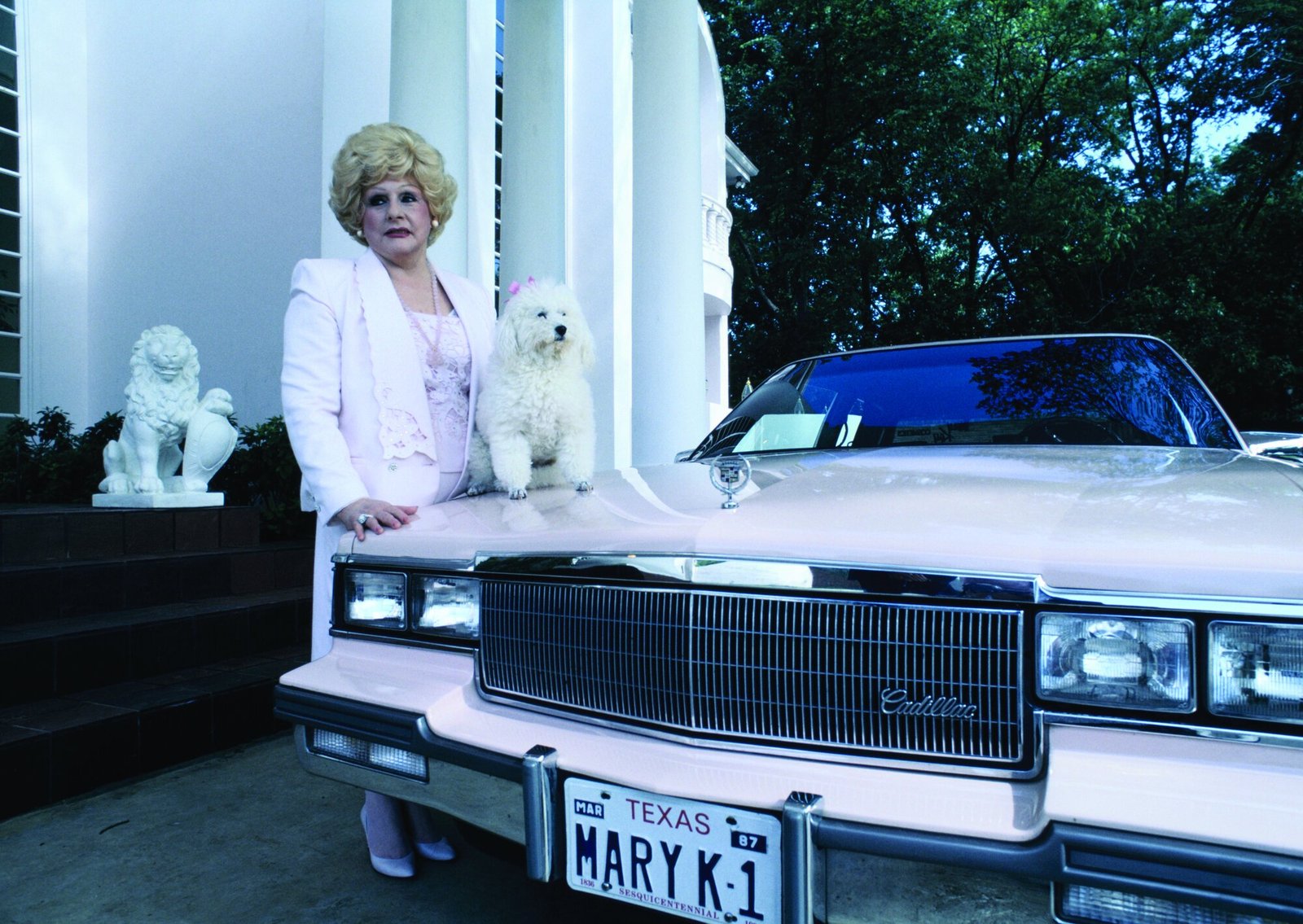 Mary Kay and Gigi in front of her Pink Palace at 8915 Douglas Avenue, with pink Cadillac. Barry Lewis/Alamy Stock Photo.